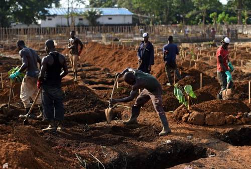 Ebola-Mass-Burial-in-Sierra-Leone